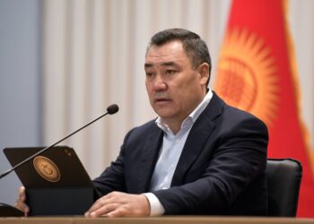 Жапаров: Кыргызстан не распродает землю, а железная дорога должна стать «вторым Кумтором»