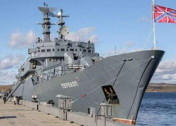 Казахстанские офицеры проходят практику на корабле Балтийского флота