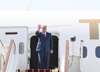 Эмомали Рахмон отправился в Бишкек на саммит ШОС