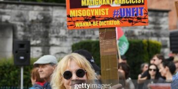 В Ирландии тысячи людей вышли на акции протеста против политики Трампа (фото)