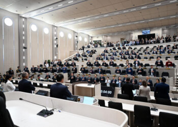 Жогорку Кенеш возвращается к работе: депутаты рассмотрят новую конфигурацию силового блока