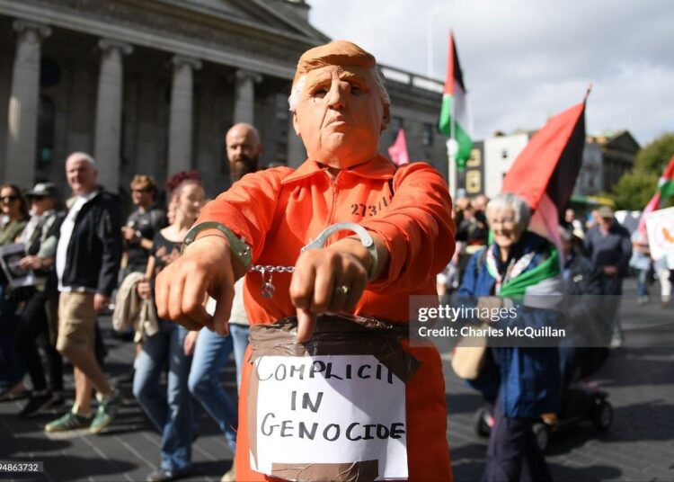 В Ирландии тысячи людей вышли на акции протеста против политики Трампа (фото)