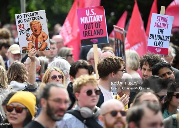 В Ирландии тысячи людей вышли на акции протеста против политики Трампа (фото)