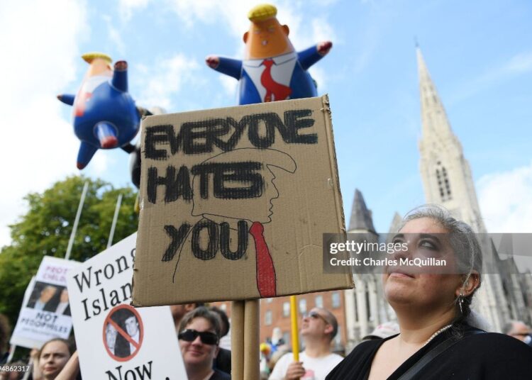 В Ирландии тысячи людей вышли на акции протеста против политики Трампа (фото)
