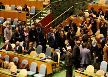 Дипломатический протест в Баку: 13 делегаций покинули зал во время выступления президента Израиля