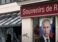 Действительно ли портрет Путина стал оберегом для магазина сувениров во время беспорядков во Франции?