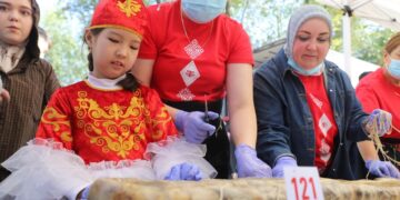В Бишкеке побили мировой рекорд: на старой площади приготовили 128-метровый чучук — ФОТО